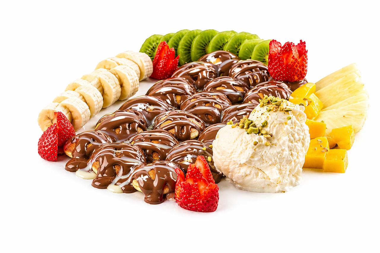 بان كيك شوكولا وفواكه وآيس كريم 